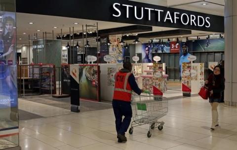 People walk past the South African department store Stuttafords with empty shelves, at a shopping mall in Sandton, Johannesburg, South Africa, July 27, 2017. PHOTO BY REUTERS/Siphiwe Sibeko