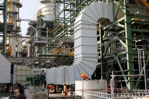 Construction workers are seen at the Dangote Oil Refinery under construction in Ibeju Lekki district, on the outskirts of Lagos, Nigeria, July 5, 2018. PHOTO BY REUTERS/Akintunde Akinleye