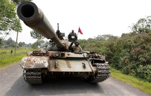 A Congolese armed forces (FARDC) army tank moves to new position as soldiers battle M23 rebels in Kibati