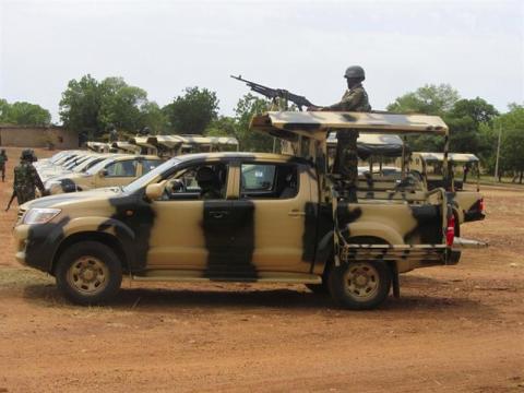 A soldier from Lagos, part of an expected 1,000 reinforcements sent to Adamawa state to fight Boko Haram Islamists, operates a weapon