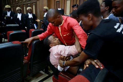 A fighting breaks out as security personnel attempt to re-arrest Nigerian activist Omoyele Sowore at the Federal High Court in Abuja, Nigeria, December 6, 2019. PHOTO BY REUTERS/Afolabi Sotunde