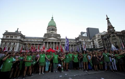 Activists hold hands outside the National Congress during a demonstration for the right to abortion, in Buenos Aires, Argentina, February 19, 2019. PHOTO BY REUTERS/Agustin Marcarian