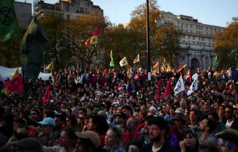 Climate change activists wait for Swedish environmentalist Greta Thunberg to speak during the Extinction Rebellion protest at Marble Arch in London, Britain April 21, 2019. PHOTO BY REUTERS/Hannah McKay