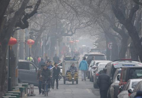 People are seen in a traditional alleyway, or Hutong, on a polluted day in central Beijing, China, March 2, 2019. PHOTO BY REUTERS/Jason Lee