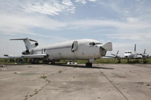 An abandoned aircraft stands at Kinshasa's Ndjili International Airport, April 13, 2012. PHOTO BY REUTERS/Jonny Hogg