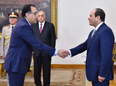 Egyptian President Abdel Fattah al-Sisi (R) shakes hands after the swearing in of Mustafa Madbouly, newly appointed Prime Minister, after Egypt appointed a new government on Thursday, at the Ittihadiya presidential palace in Cairo, Egypt, June 14, 2018. PHOTO BY REUTERS/The Egyptian Presidency