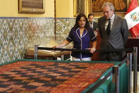 Peru's Prime Minister Ana Jara (L) and Foreign Minister Gonzalo Gutierrez look at a recovered textile from the Paracas pre-hispanic period at the Foreign Ministry in Lima, February 24, 2015. PHOTO BY REUTERS/Enrique Castro-Mendivil