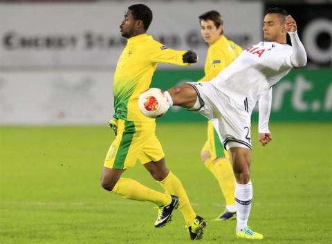 Anzhi Makhachkala's Abdul Razak (L) fights for the ball with Tottenham Hotspur's Nacer Chadli during their Europa League soccer match at the Saturn stadium in Ramenskoye, outside Moscow