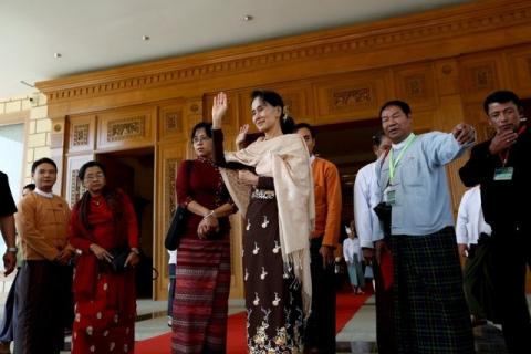 National League for Democracy (NLD) party leader Aung San Suu Kyi waves her hand to Shwe Mann speaker of the Union Parliament as he leaves after attending a farewell ceremony at the Parliament in Naypyitaw, January 29, 2016. PHOTO BY REUTERS/Soe Zeya Tun