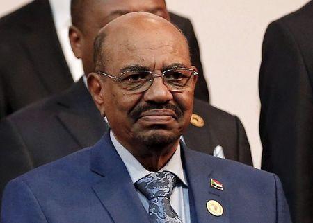 President of the Republic of the Congo Denis Sassou Nguesso (R) looks on next to Sudan's President Omar al-Bashir as they pose for photographers ahead of the African Union summit in Johannesburg, June 14, 2015. PHOTO BY REUTERS/Siphiwe Sibeko