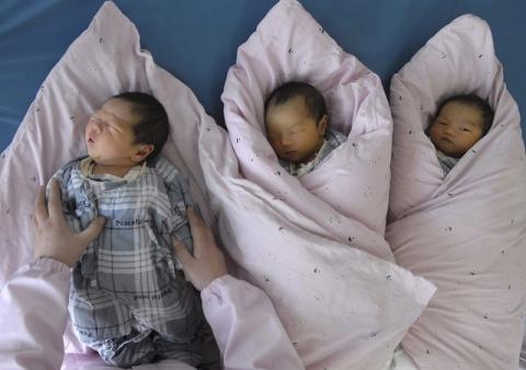 A nurse takes care of newborn infants at a hospital in Huai'an, Jiangsu province, in this March 3, 2008 file photo. PHOTO BY REUTERS/Patty Chen