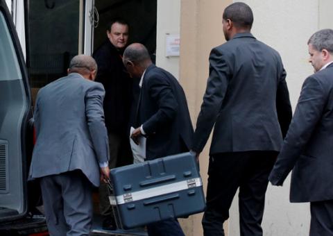 Men unload a case containing the black boxes from the crashed Ethiopian Airlines Boeing 737 MAX 8 outside the headquarters of France's BEA air accident investigation agency in Le Bourget, north of Paris, France, March 14, 2019. PHOTO BY REUTERS/Philippe Wojazer