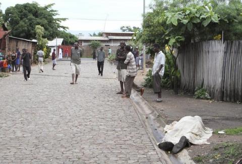 Residents look at the covered body of an unidentified man killed during gunfire, in the Nyakabiga neighbourhood of Burundi's capital Bujumbura, December 12, 2015. PHOTO BY REUTERS/Jean Pierre Aime Harerimana