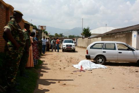 The body of retired Burundian army colonel Rufyiri Lucien lies on the ground in Ngagara neighbourhood in Bujumbura, Burundi, May 25, 2016. PHOTO BY REUTERS/Evrard Ngendakumana