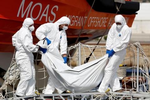 People carry the body of a dead migrant from the vessel Topaz Responder as they arrive in the Sicilian harbour of Augusta, Italy, September 7, 2016. PHOTO BY REUTERS/Antonio Parrinello