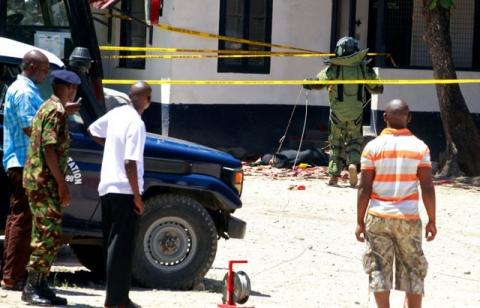 A bomb disposal expert dressed in his protective suit walks towards the body of a suspected attacker outside the central police station after an attack, in the coastal city of Mombasa, Kenya, September 11, 2016. PHOTO BY REUTERS/Joseph Okanga