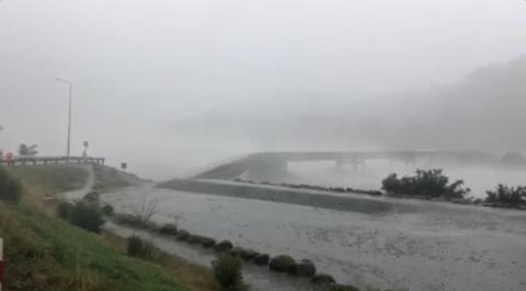 A portion of a bridge over the Waiho River begins to break up due to a swelling river, near Franz Josef, New Zealand in this still frame taken from social media video dated March 26, 2019. PHOTO BY REUTERS/JACOB SCHONBERGER