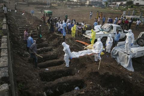 Health workers carry the body of an Ebola victim for burial at a cemetery in Freetown, December 17, 2014. PHOTO BY REUTERS/Baz Ratner