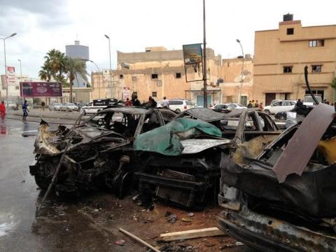 People look at the remnants of a car at the scene of a car bomb in Benghazi, Libya, November 21, 2016. PHOTO BY REUTERS/Stringer