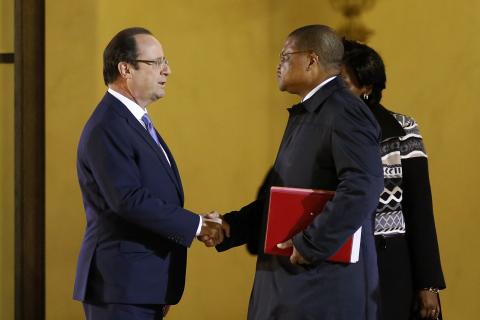 French President Francois Hollande (L) talks with Prime Minister Nicolas Tiangaye of the Central African Republic after a meeting dedicated to the situation in the Central African Republic, at the Elysee Palace