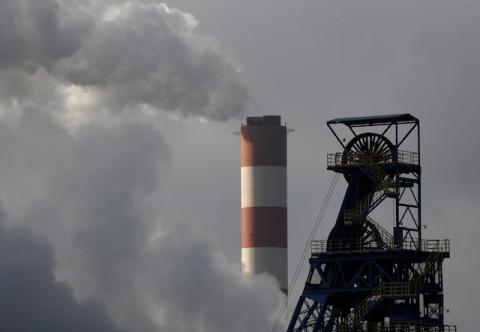 Chimney of Laziska Power Station, a thermal power plant, is seen behind Boleslaw Smialy Coal Mine in Laziska Gorne, Poland, December 5, 2018. PHOTO BY REUTERS/Kacper Pempel