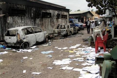 Congolese civilians walk past a house and vehicles which were burnt during anti-government protests to press President Joseph Kabila to step down in the Democratic Republic of Congo's capital Kinshasa, September 21, 2016. REUTERS/Kenny Katombe