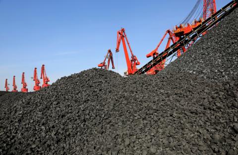 Cranes unload coal from a cargo ship at a port in Lianyungang, Jiangsu province, China, December 8, 2018. PHOTO BY REUTERS/Stringer