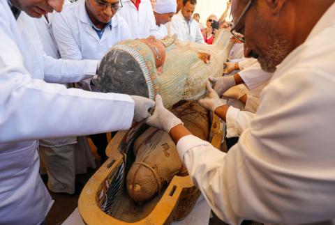 Archaeologists remove the cover of an ancient painted coffin discovered at al-Asasif Necropolis in the Vally of Kings in Luxor, Egypt, October 19, 2019. PHOTO BY REUTERS/Mohamed Abd El Ghany