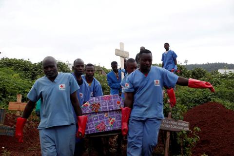 Red Cross workers carry the coffin of an Ebola victim to be buried in the eastern town of Butembo in the Democratic Republic of Congo, March 28, 2019. PHOTO BY REUTERS/Baz Ratner