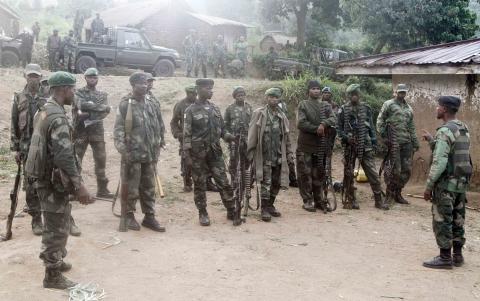 Congolese soldiers from the Armed Forces of the Democratic Republic of Congo (FARDC) receive instructions during their offence against the rebels from the Democratic Forces for the Liberation of Rwanda (FDLR) in Kirumba village of Rutshuru territory in eastern Democratic Republic of Congo, February 28, 2015. PHOTO BY REUTERS/Kenny Katombe