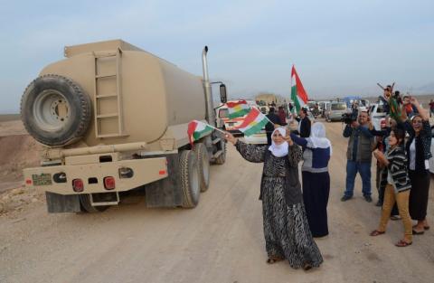 A convoy of peshmerga vehicles is welcomed by Turkish Kurds after crossing into Turkey near the Habur border gate in the southeastern city of Silopi, October 29, 2014. PHOTO BY REUTERS/Stringer