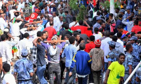 Ethiopians react after an explosion during a rally in support of the new Prime Minister Abiy Ahmed in Addis Ababa, Ethiopia, June 23, 2018. PHOTO BY REUTERS/Stringer