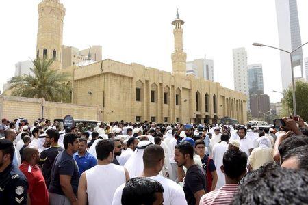 Crowds surround the Imam Sadiq Mosque after a bomb explosion following Friday prayers, in the Al Sawaber area of Kuwait City, June 26, 2015. PHOTO BY REUTERS/Jassim Mohammed