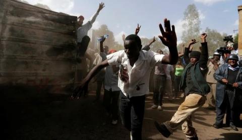 Members of Kenya's ruling Jubilee coalition chant slogans outside the office of opposition leader of the Coalition for Reforms and Democracy (CORD), Raila Odinga (not in the picture), as they demonstrate in support of the Independent Electoral and Boundaries Commission (IEBC) the electoral body ahead of next year's election in Nairobi, Kenya, June 8, 2016. PHOTO BY REUTERS/Thomas Mukoya