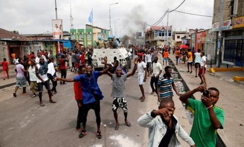 Residents chant slogans against Congolese President Joseph Kabila as peacekeepers serving in the United Nations Organization Stabilization Mission in the Democratic Republic of the Congo (MONUSCO) patrol during demonstrations in the streets of the Democratic Republic of Congo's capital Kinshasa, December 20, 2016. PHOTO BY REUTERS/Staff