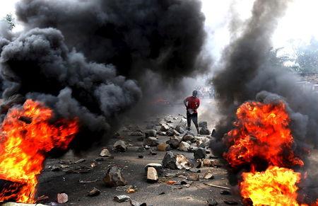 A demonstrator sets up a barricade during a protest against Burundi's President Pierre Nkurunziza and his bid for a third term in Bujumbura, Burundi, May 22, 2015. PHOTO BY REUTERS/Goran Tomasevic