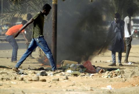 Sudanese demonstrators light a fire as they participate in anti-government protests in Khartoum, Sudan, January 25, 2019. PHOTO BY REUTERS/Mohamed Nureldin Abdallah