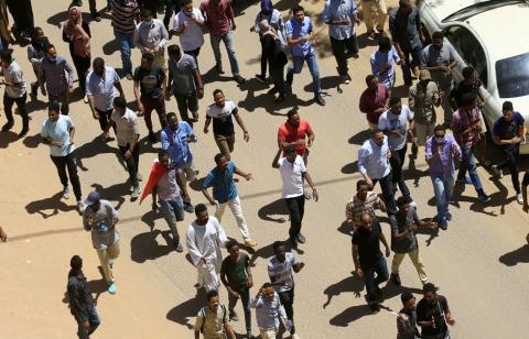 Sudanese demonstrators chant slogans during a protest demanding Sudanese President Omar Al-Bashir to step down in Khartoum, Sudan April 6, 2019. PHOTO BY REUTERS/Stringer