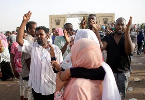 Sudanese demonstrators chant slogans as they protest against the army's announcement that President Omar al-Bashir would be replaced by a military-led transitional council, in Khartoum, Sudan, April 11, 2019. PHOTO BY REUTERS/Stringer