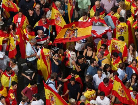 A demonstrator waves a pre-constitutional Spanish flag in front of city hall during a demonstration in favor of a unified Spain a day before the banned October 1 independence referendum, in Madrid, Spain, September 30, 2017. PHOTO BY REUTERS/Sergio Perez
