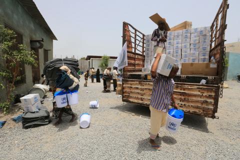 People displaced by the fighting near the Red Sea port city of Hodeidah carry blankets and other aid kits they received from United Nations agencies in Hodeidah, Yemen, June 27, 2018. PHOTO BY REUTERS/Abduljabbar Zeyad