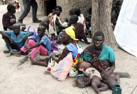 Residents displaced due to the recent fighting between government and rebel forces in the Upper Nile capital Malakal wait at a World Food Program (WFP) outpost where thousands have taken shelter in Kuernyang Payam, South Sudan, May 2, 2015. PHOTO BY REUTERS/Denis Dumo