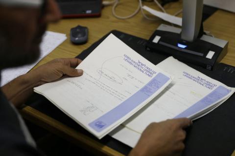 A researcher scans declassified documents for Akevot, an Israeli NGO researching the Israeli-Palestinian conflict, at the Central Zionist Archives in Jerusalem, May 10, 2017. PHOTO BY REUTERS/Ronen Zvulun