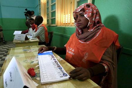 An election official is seen with ballot papers during elections in the capital Khartoum, April 13, 2015. PHOTO BY REUTERS/Mohamed Nureldin Abdallah