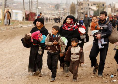 Displaced Iraqis flee their homes as Iraqi forces battle with Islamic State militants, in western Mosul, Iraq, March 18, 2017. PHOTO BY REUTERS/Suhaib Salem