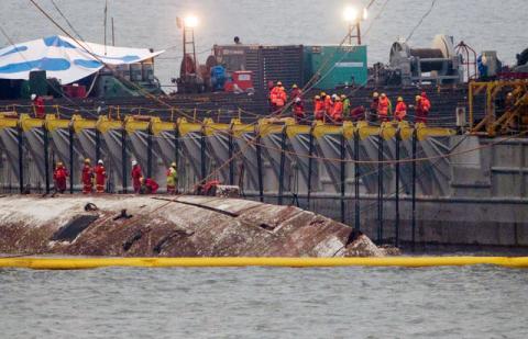 The sunken ferry Sewol is raised during its salvage operations at the sea off Jindo, South Korea, March 23, 2017. PHOTO BY REUTERS/News1 