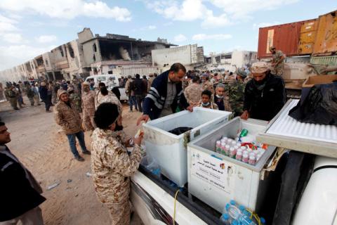 A fighter of Libyan forces allied with the U.N.-backed government receives as forces advance against Islamic State holdouts in Ghiza Bahriya district in Sirte, Libya, December 1, 2016. PHOTO BY REUTERS/Ismail Zitouny