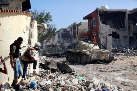 Fighters of Libyan forces allied with the U.N.-backed government take cover during a battle with Islamic State militants in Ghiza Bahriya district in Sirte, Libya, October 31, 2016. PHOTO BY REUTERS/Hani Amara