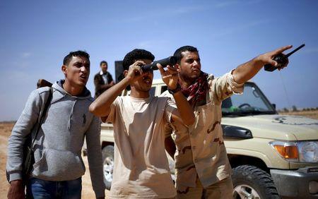 Libya Dawn fighters look at Islamic State militant positions near Sirte, March 19, 2015. PHOTO BY REUTERS/Goran Tomasevic