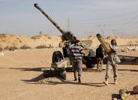 Libya Dawn fighters prepare to fire an artillery cannon at IS militants near Sirte, March 19, 2015. PHOTO BY REUTERS/Goran Tomasevic